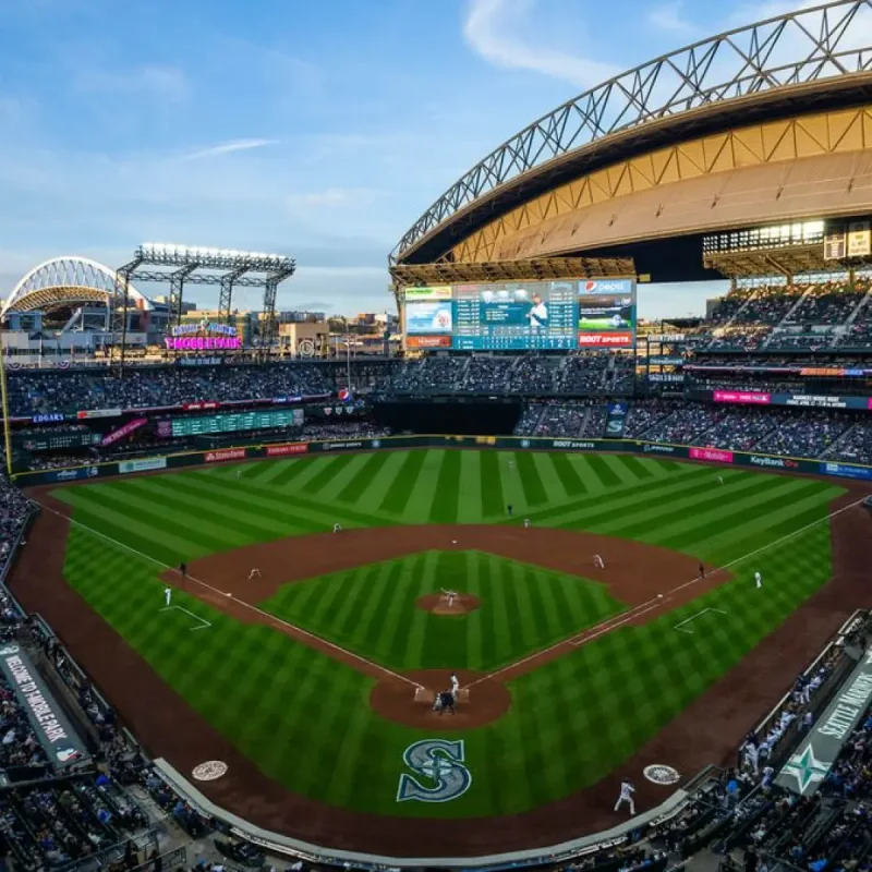 Mariners Hit Four Home Runs, Beat Athletics 9-2 to Close AL West Gap