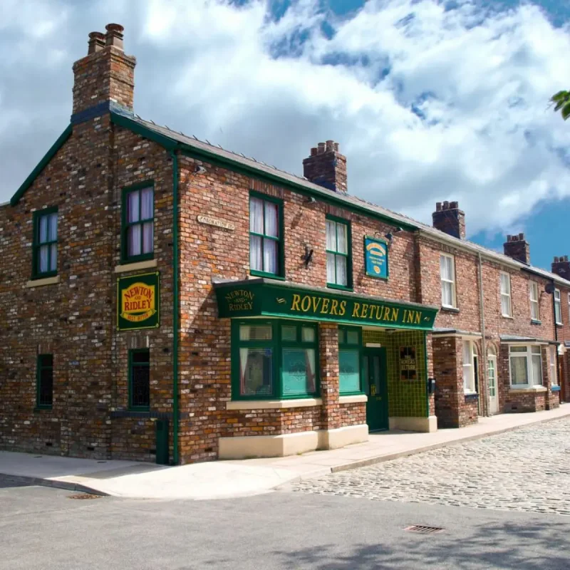 Police Prepare Murder Arrest Amid Medical Emergency in Coronation Street