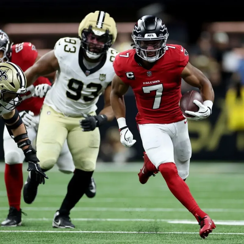 Bijan Robinson rushing for a touchdown against the New Orleans Saints