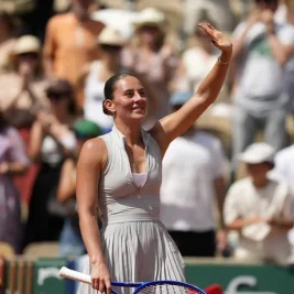 Marta Kostyuk Overcomes Hip Injury to Reach Roland Garros Second Round