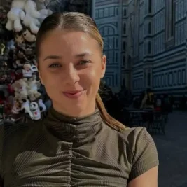 Maja Chwalinska Advances at French Open After Qinwen Zheng Retires