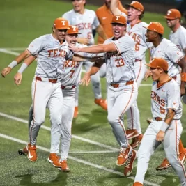 Texas Longhorns Beat Oregon 6-5 to Clinch College World Series Berth