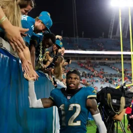 Jaguars Use Virtual Reality to Keep Travis Hunter Sharp During Injury Rehab