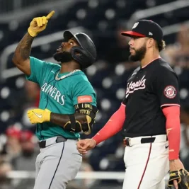Randy Arozarena Exits Mariners Game with Leg Injury in Washington