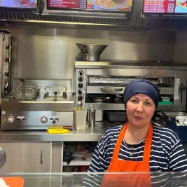 Rotterdam Snackbar Owner Enforces Strict Warning Policy for Nighttime Crowds