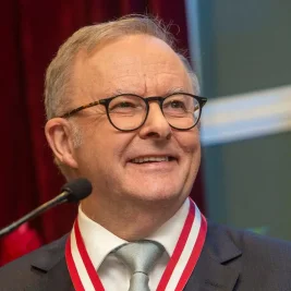 Australian PM Apologizes for Kylie Minogue Comments