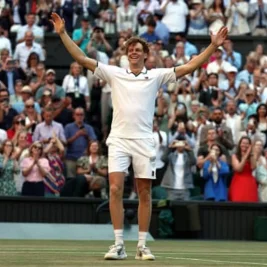 Jannik Sinner Defeats Alexander Zverev to Defend Wimbledon Title