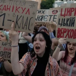 Thousands Protest in Kyiv After Zelenskyy Removes Defence Minister Fedorov
