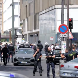 Man Arrested in Paris After Knife Attack on Three Women