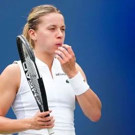 Maja Chwalinska cruises past Elise Mertens into Singapore WTA 500 last four