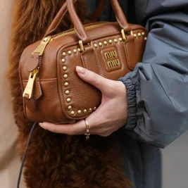 Why Caramel Cashmere Nails Are Autumn's Softest Look