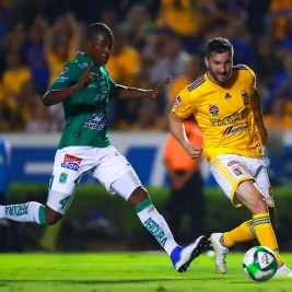 León Take 1-0 Lead at Tigres After Defensive Lapse