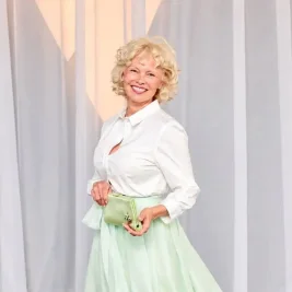 Pamela Anderson's Vintage Curls Meet Mint Skirt at Gala