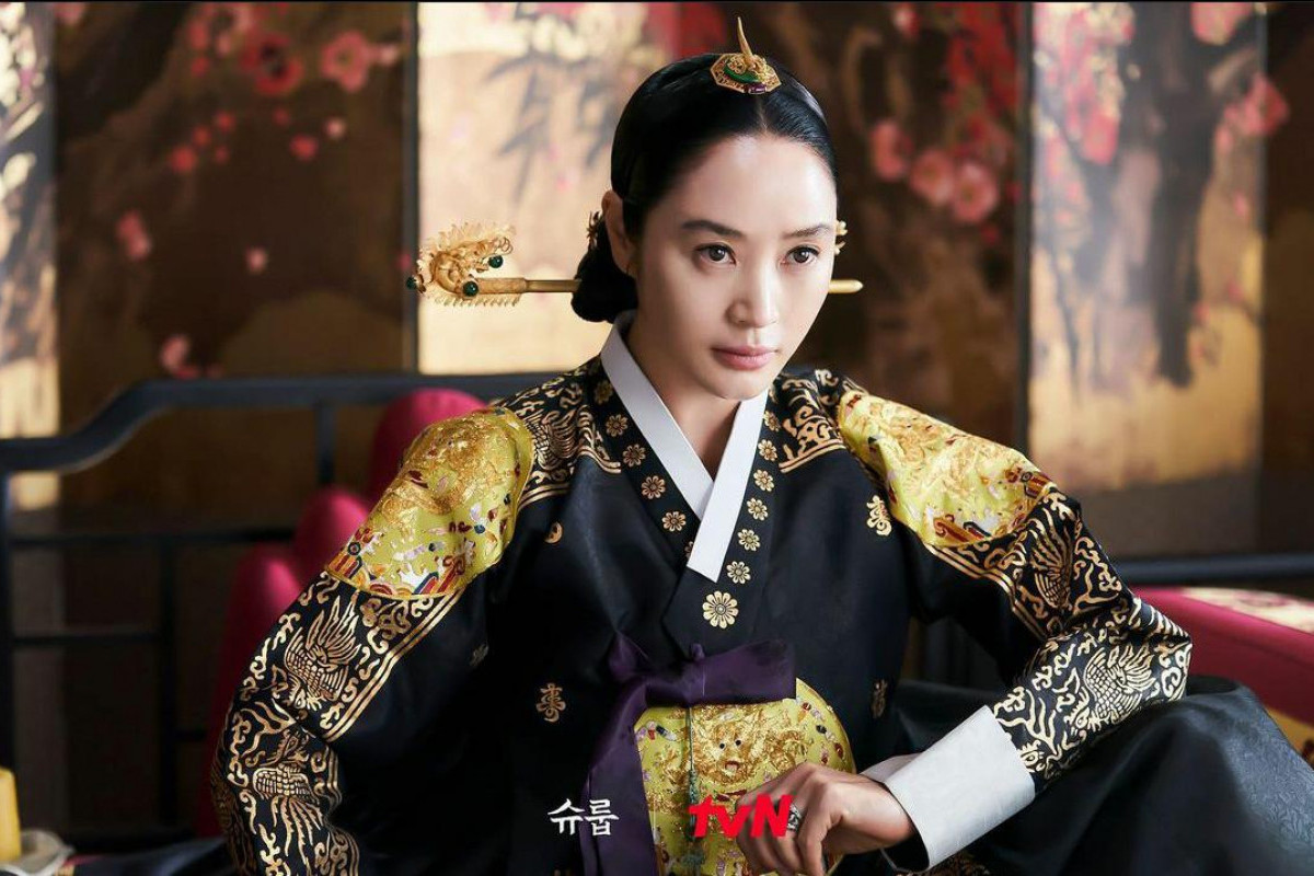 SPOILER Drama Under The Queen's Umbrella Episode 15, Tayang Hari Ini Sabtu, 3 Desember 2022 di tvN dan Netflix: Keputusasaan Raja dan Pemberontakan!