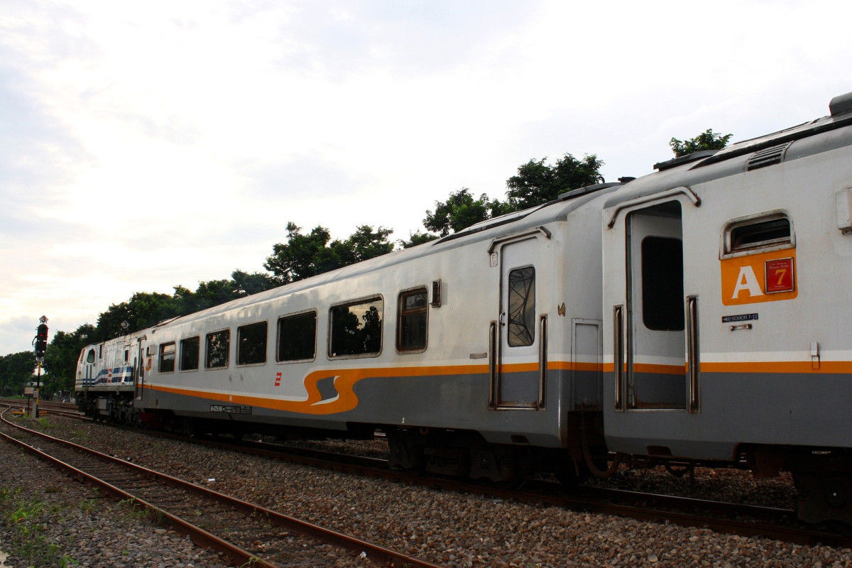 Seorang Ojol di Tangerang Tewas Tertabrak KRL Saat Asyik Cari Sinyal, Saksi Sebut Sudah Diperingatkan Tapi Nekat?