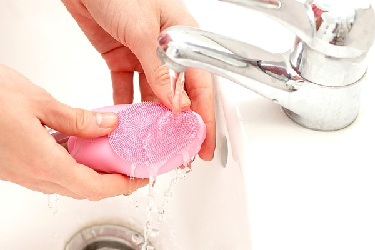 Wanita Wajib Tahu 7 Mitos Soal Cuci Muka Menurut Dokter Kulit, Justru Berbahaya?