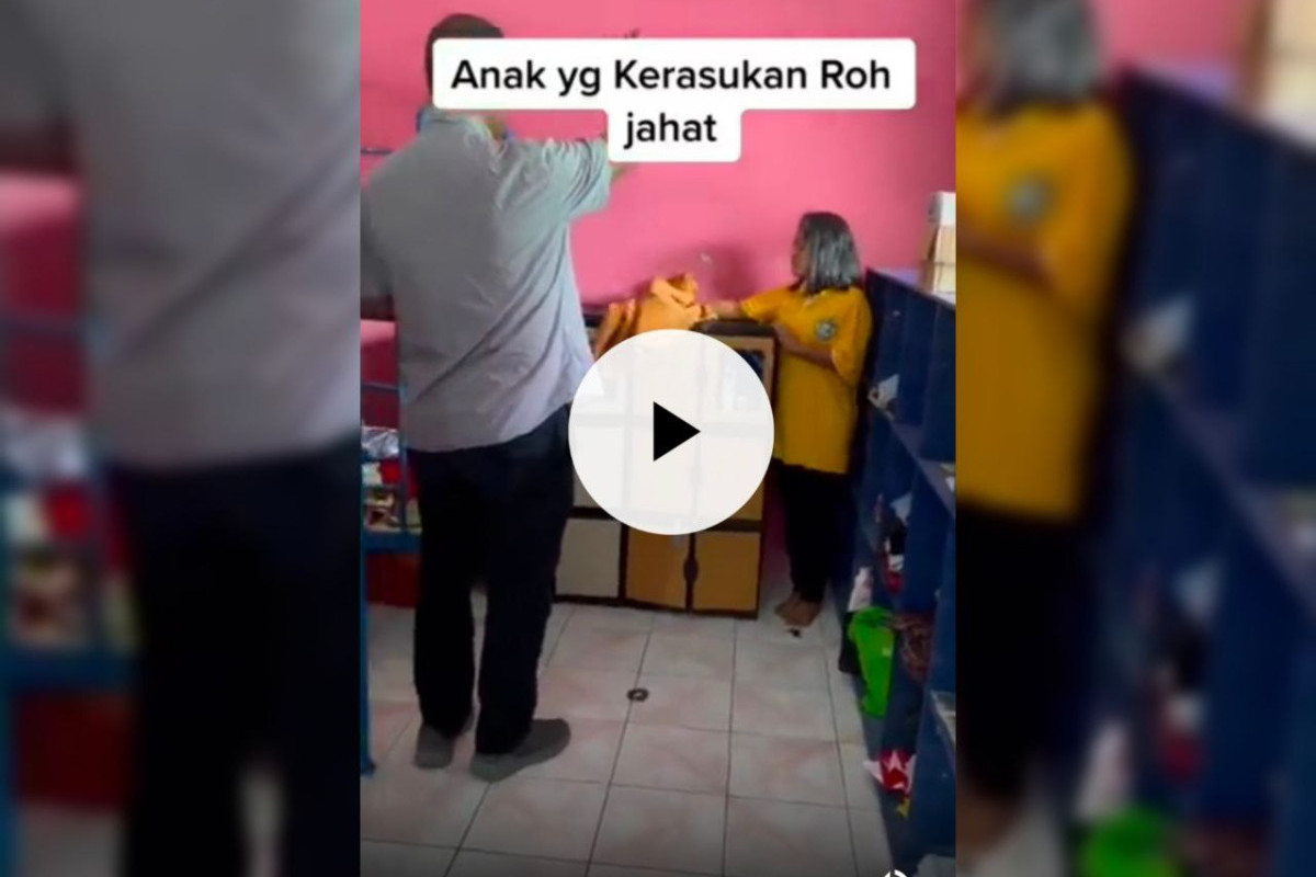 Teriakan Setan Bikin Meirndig! Video Pendeta Sedang Exorcism pada Siswi Sekolah di Kalimantan yang Kesurupan Buat Takut dan Gak Bisa Tidur