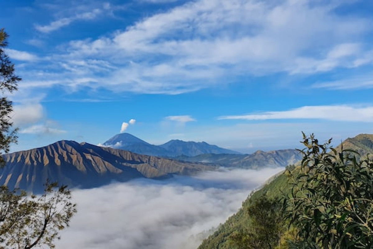 ERUPSI Lagi! Gunung Merapi Keluarkan Siaga Level III, Semburkan Awan Panas Merngarah ke Kali Bebeng, Begini Penyebab hingga Bahayanya