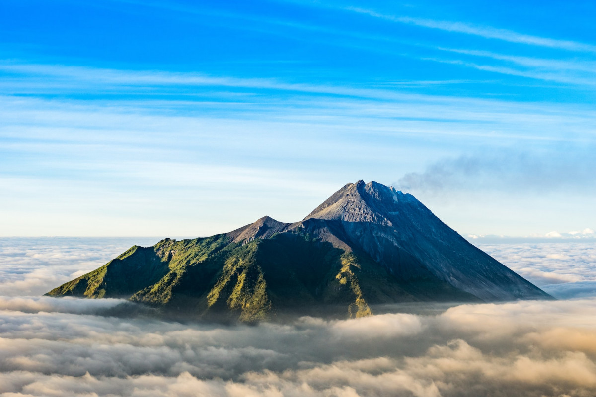 Video Gunung Merapi Erupsi Viral di Media Sosial, Tunjukkan Kepulan Awan Panas Mulai Datangi Pemukiman Warga.