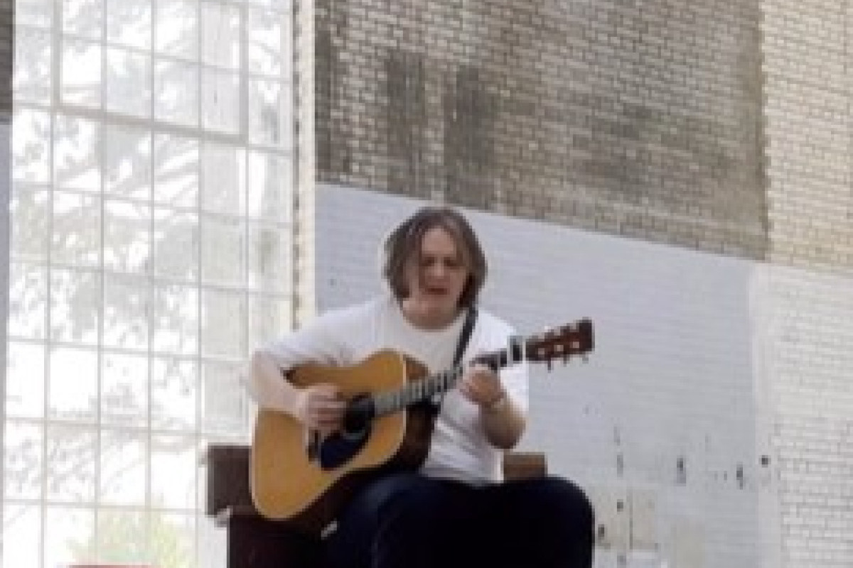 Apa Sebenarnya Penyebab Sindrom Tourrete? Momen Haru Penyanyi Lewis Capaldi Bernyanyi di Tengah Gejala Sindrom Tourette Saat Konser 