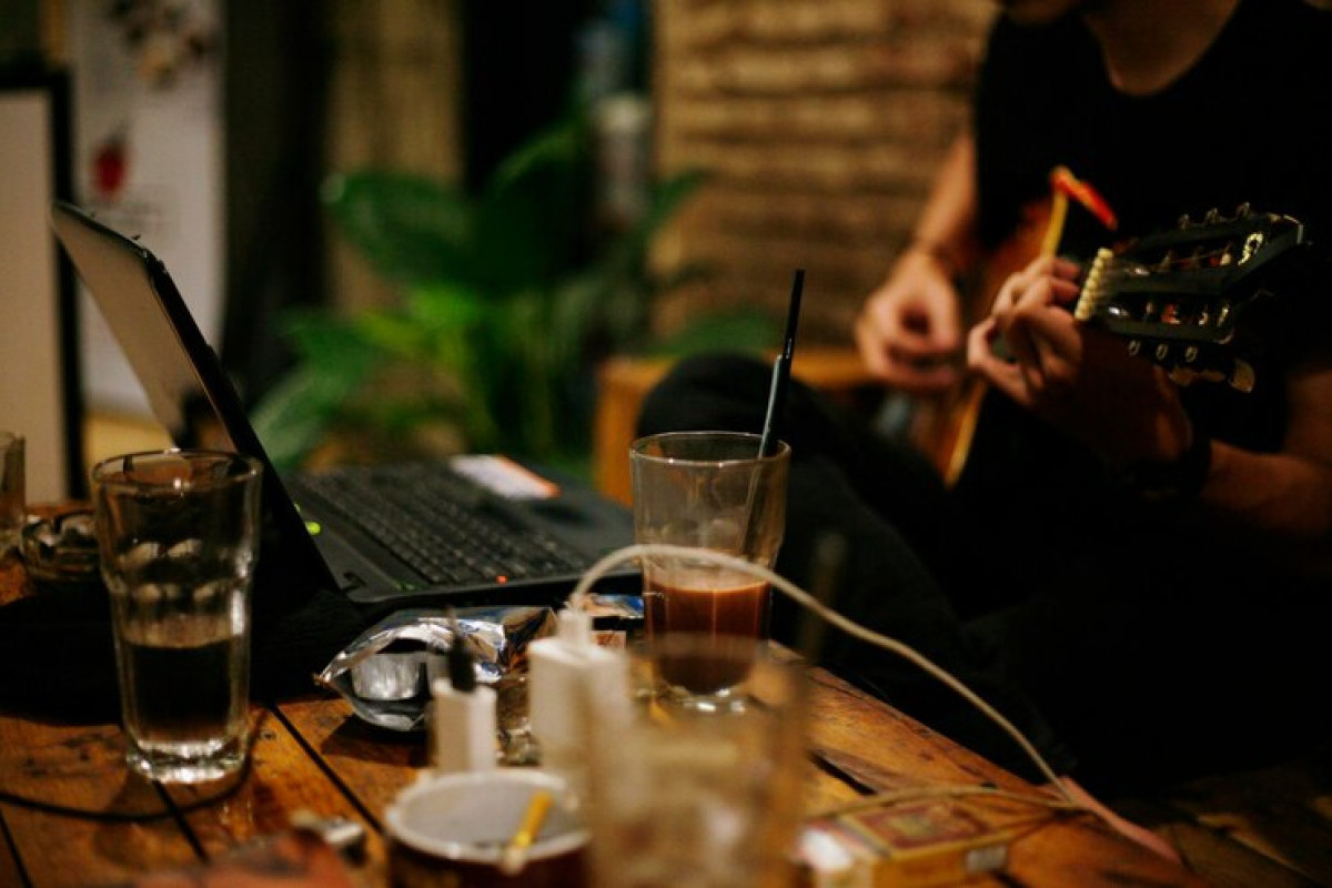 CM Coffe Jombang Tempat Paling Hits Untuk Ngabuburit, Tempatnya yang Luas Dengan Ambience yang Menyenangkan Bagi Para Anak Muda: Ada Live Music Juga