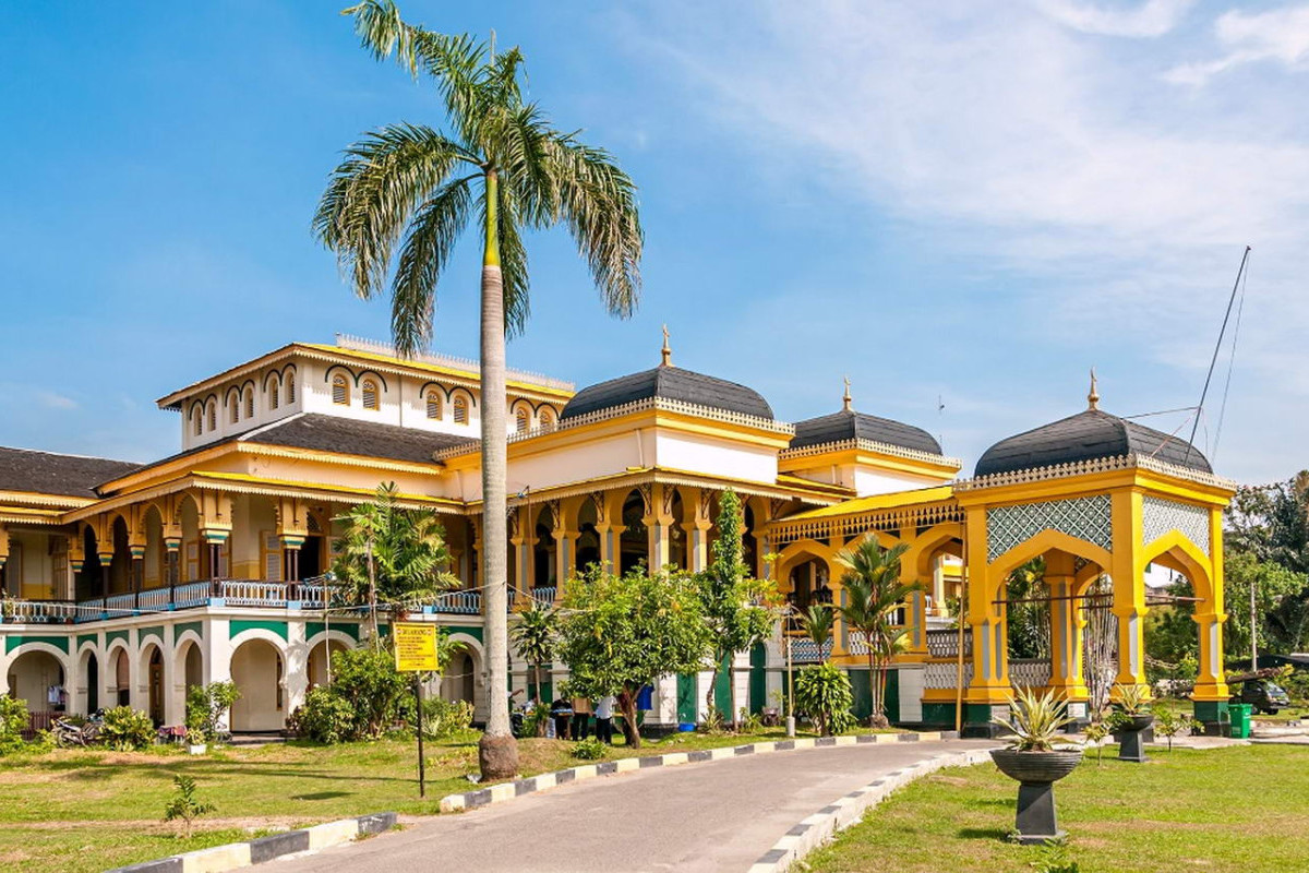 Menengok Rumah Megah ala Sultan di Bandung yang Dilengkapi dengan Alun-Alun Tenang dan Pesona Akuarium Piranha, Berapa Sih Biayanya?