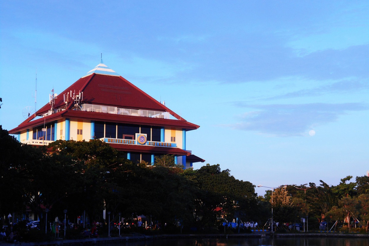 Kampus Terbaik di Surabaya Ada Disini, Simak Kampus Unggulan Nomer 1 Ternyata Kampus Lulusan Ari Lasso