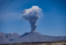 Gunung Merapi Kembali Erupsi! Keluarkan Awan Panas hingga Status Berubah Jadi Siaga Level III, Begini Bahaya dan Penyebabnya